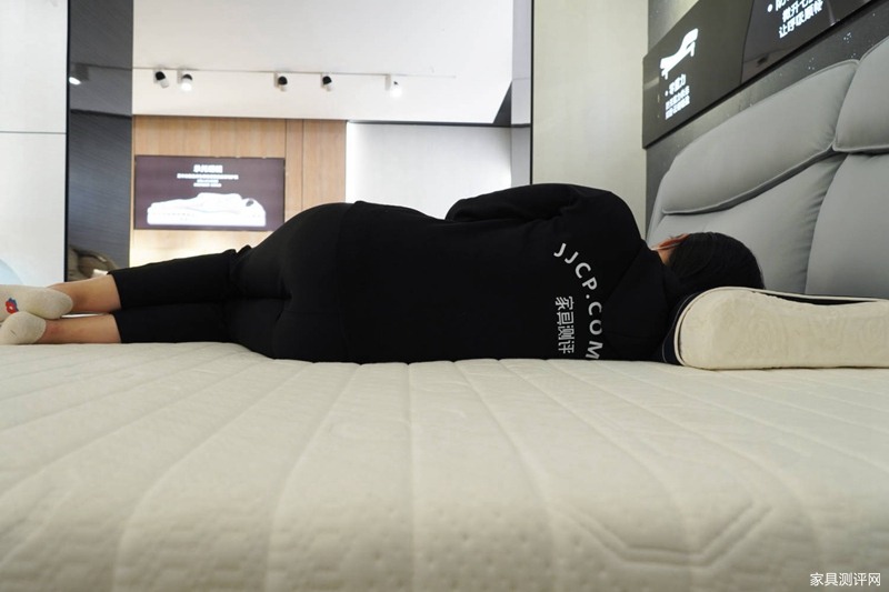 芝华仕智能床测评：多变视觉设计巧饰精致小家 床垫软糯且互动性强（型号：40085床架+艾达床垫+阿尔法电动架）(图28)