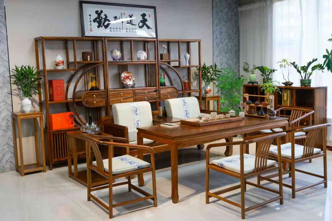 胡桃木茶桌搭配罗汉床，去客厅化(图1)