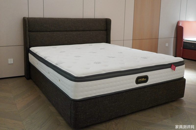 芝华仕5星软床测评：慵懒包裹型床垫 软得很有幸福感！（型号：华枝床垫）(图1)