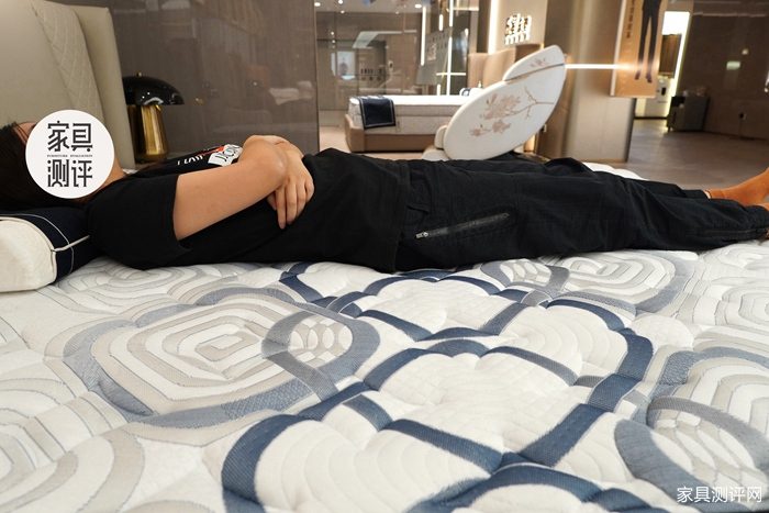 芝华仕5星床垫测评：兼容柔缓包裹与细腻承托 开启愉悦酣睡模式（型号：月星荣耀床垫）(图13)