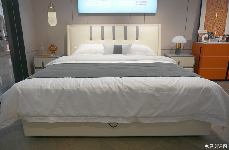 芝华仕5星软床测评：折耳造型显个性 细节加分 满足精致用户所需（型号：馨逸床架）(图1)