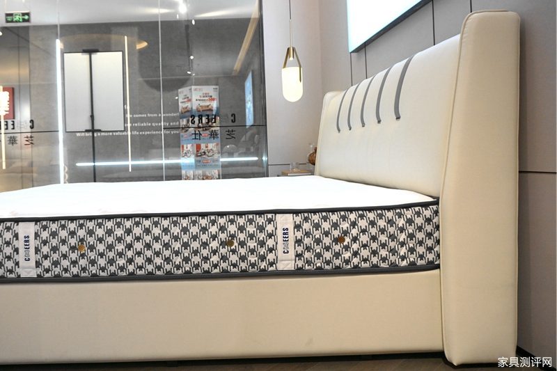 芝华仕5星软床测评：折耳造型显个性 细节加分 满足精致用户所需（型号：馨逸床架）(图7)