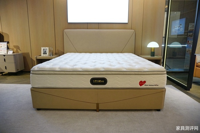 芝华仕5星软床测评：多面设计将高级质感带入小卧室 床垫软糯宜睡眠（型号：情书床架+玫瑰心语床垫）(图4)