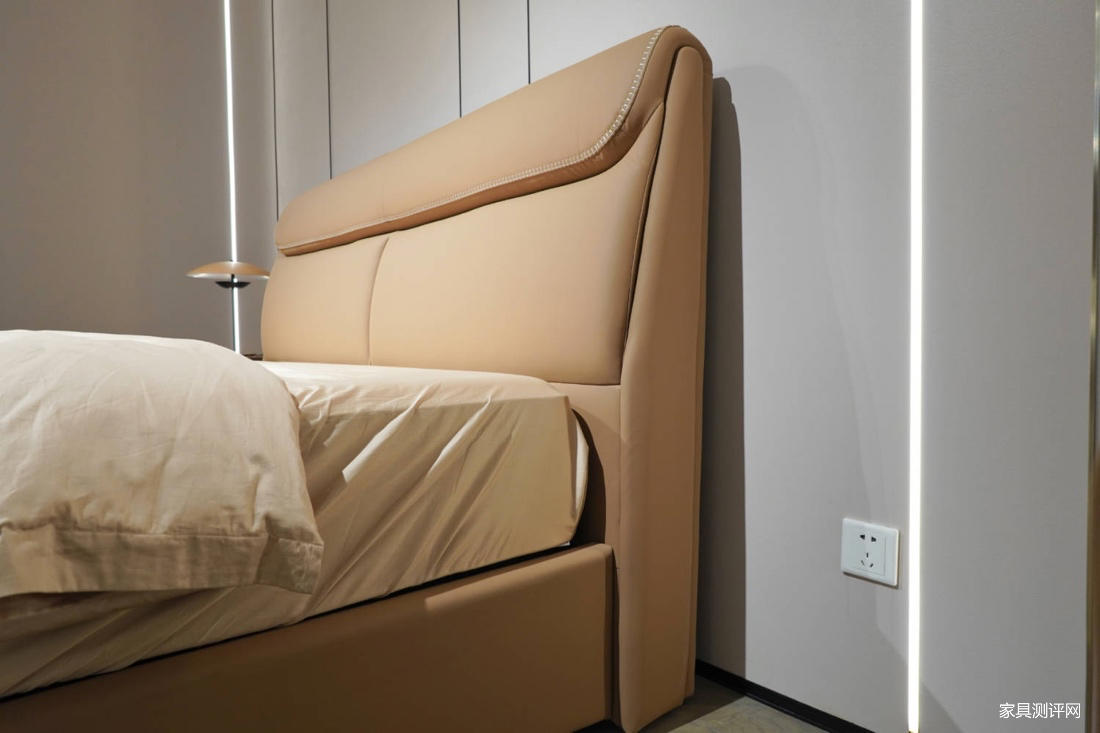 芝华仕5星软床测评：“手拿包”&“瑞士卷”造型有机结合 肤感面料和细节处理做足个性（型号：嘉美电动床架）(图12)