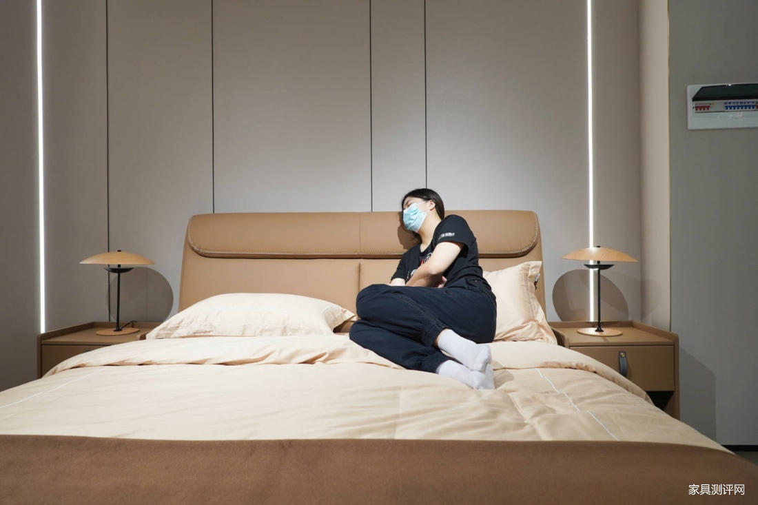 芝华仕5星软床测评：“手拿包”&“瑞士卷”造型有机结合 肤感面料和细节处理做足个性（型号：嘉美电动床架）(图18)