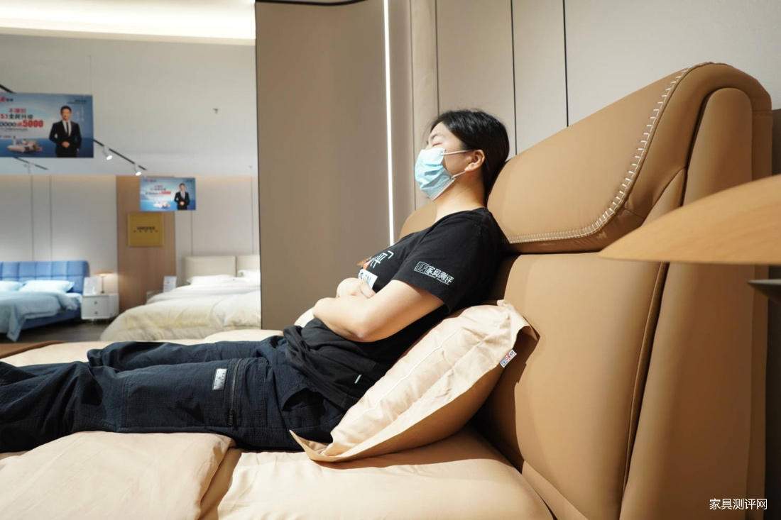 芝华仕5星软床测评：“手拿包”&“瑞士卷”造型有机结合 肤感面料和细节处理做足个性（型号：嘉美电动床架）(图16)