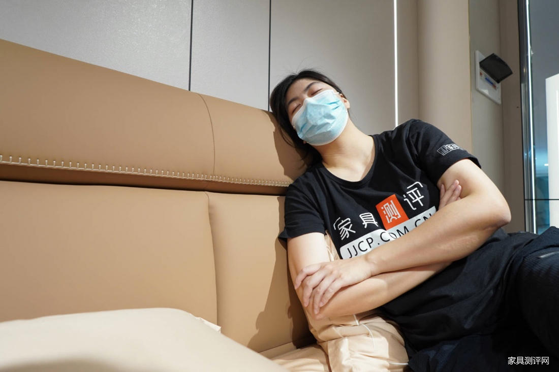 芝华仕5星软床测评：“手拿包”&“瑞士卷”造型有机结合 肤感面料和细节处理做足个性（型号：嘉美电动床架）(图19)