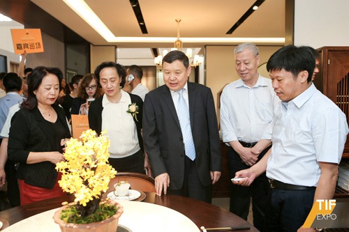 1528942839189754.jpg 2018第五届中国国际实木家具展览会开幕(图3)