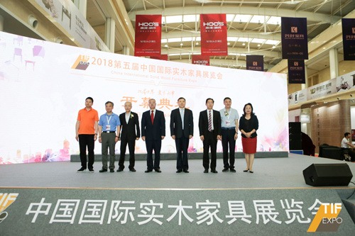 1528942810415600.jpg 2018第五届中国国际实木家具展览会开幕(图1)