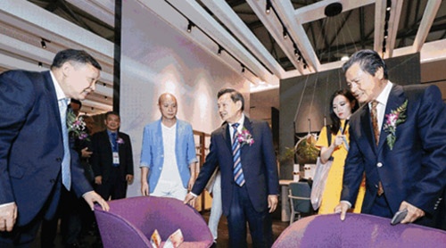 第二十四届中国国际家具展览会暨2018摩登上海时尚家居展开幕(图6)
