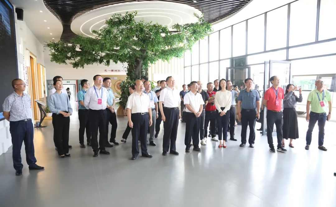 徐祥楠理事长一行调研广西家具产业(图1)