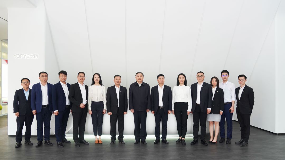 中国家具协会理事长徐祥楠一行前往优派集团调研(图1)
