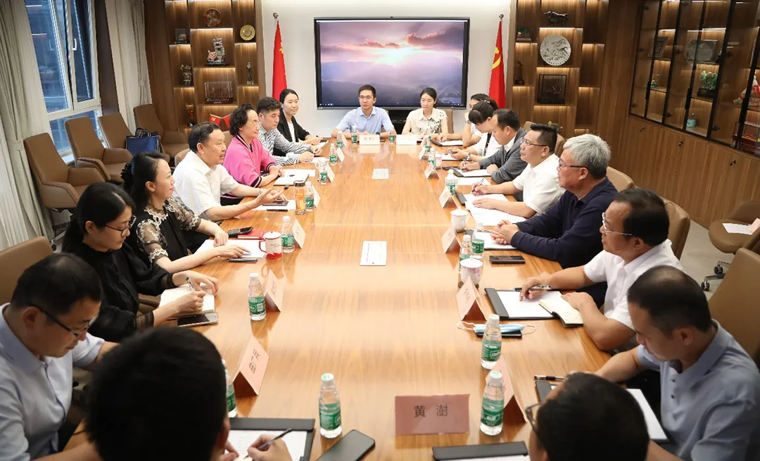 徐祥楠理事长会见贵港市覃塘区委书记韦安宁一行(图1)