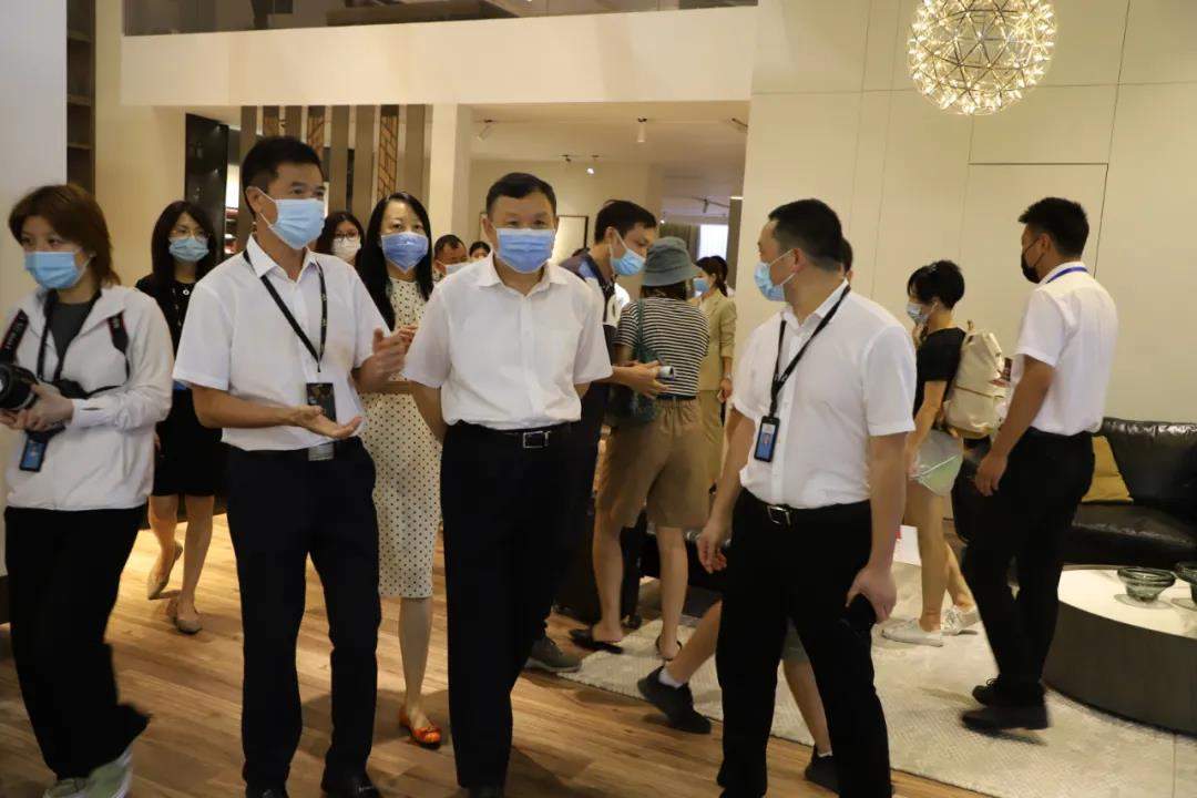 中国家具协会一行参观第43/44届国际名家具（东莞）展览会(图2)