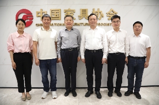 徐祥楠理事长会见南康区委副书记、区长李赣兴一行(图1)