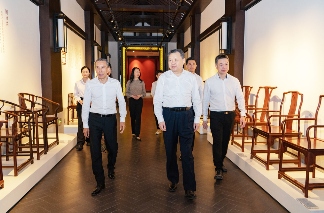 徐祥楠理事长一行调研永华红木，共绘产业新蓝图(图2)