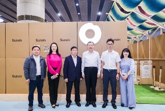 徐祥楠理事长参观第55届中国家博会（广州）办公商用及设备配料展(图3)