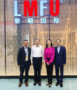 徐祥楠理事长参观第55届中国家博会（广州）办公商用及设备配料展(图12)