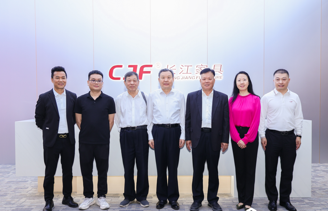 徐祥楠理事长参观第55届中国家博会（广州）办公商用及设备配料展(图4)