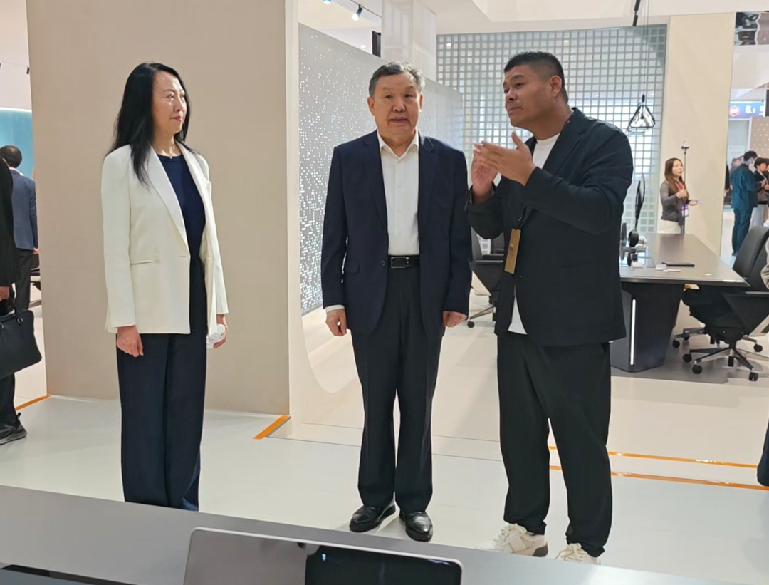 徐祥楠理事长参观第55届中国家博会（广州）办公商用及设备配料展(图15)