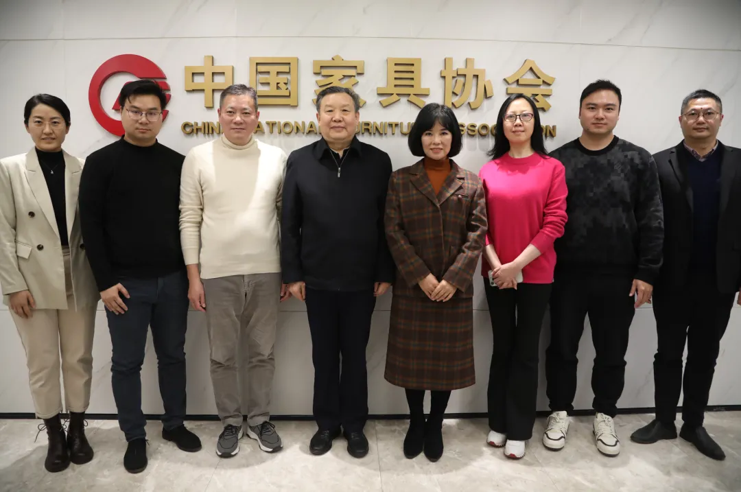 徐祥楠理事长会见龙江镇党委副书记、镇长俞飞燕一行(图1)