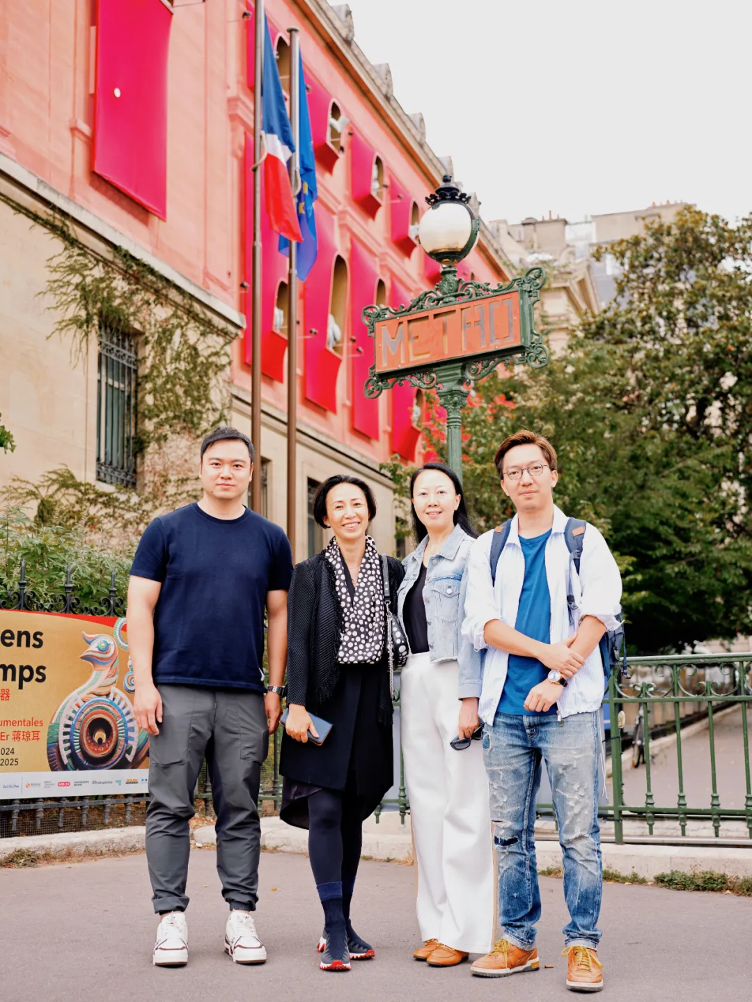 中国家具协会副理事长兼秘书长屠祺受邀参观“时间的容器”大型装置艺术展(图1)