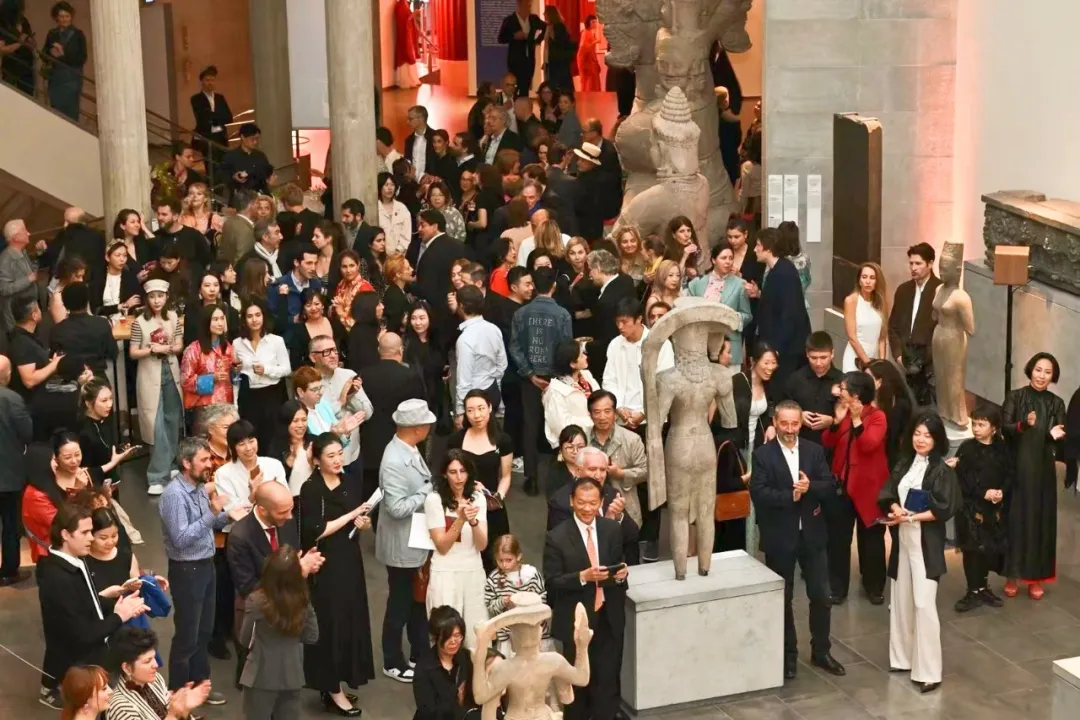 中国家具协会副理事长兼秘书长屠祺受邀参观“时间的容器”大型装置艺术展(图3)