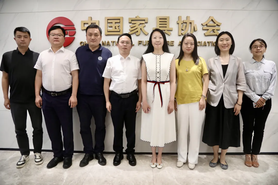 屠祺副理事长兼秘书长会见萍乡市安源区区委副书记、区长邱伟一行(图1)