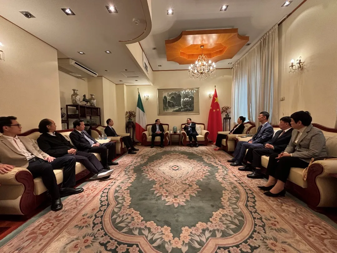 世界家具联合会主席、中国家具协会理事长徐祥楠一行拜访中华人民共和国驻米兰总领事馆(图1)