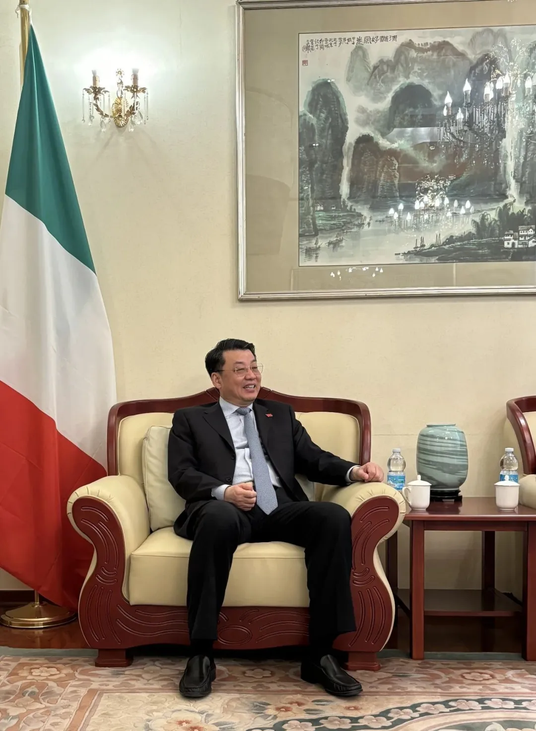 世界家具联合会主席、中国家具协会理事长徐祥楠一行拜访中华人民共和国驻米兰总领事馆(图3)