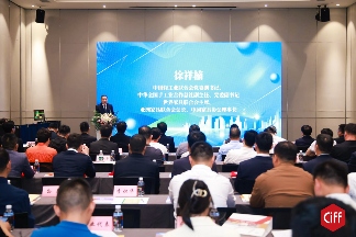 徐祥楠理事长参观中国家博会（广州）二期办公商用展、设备配料展(图3)