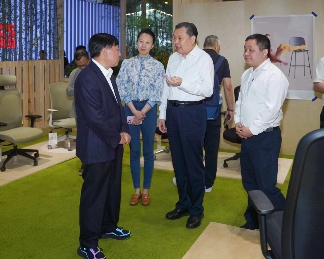 徐祥楠理事长参观中国家博会（广州）二期办公商用展、设备配料展(图5)