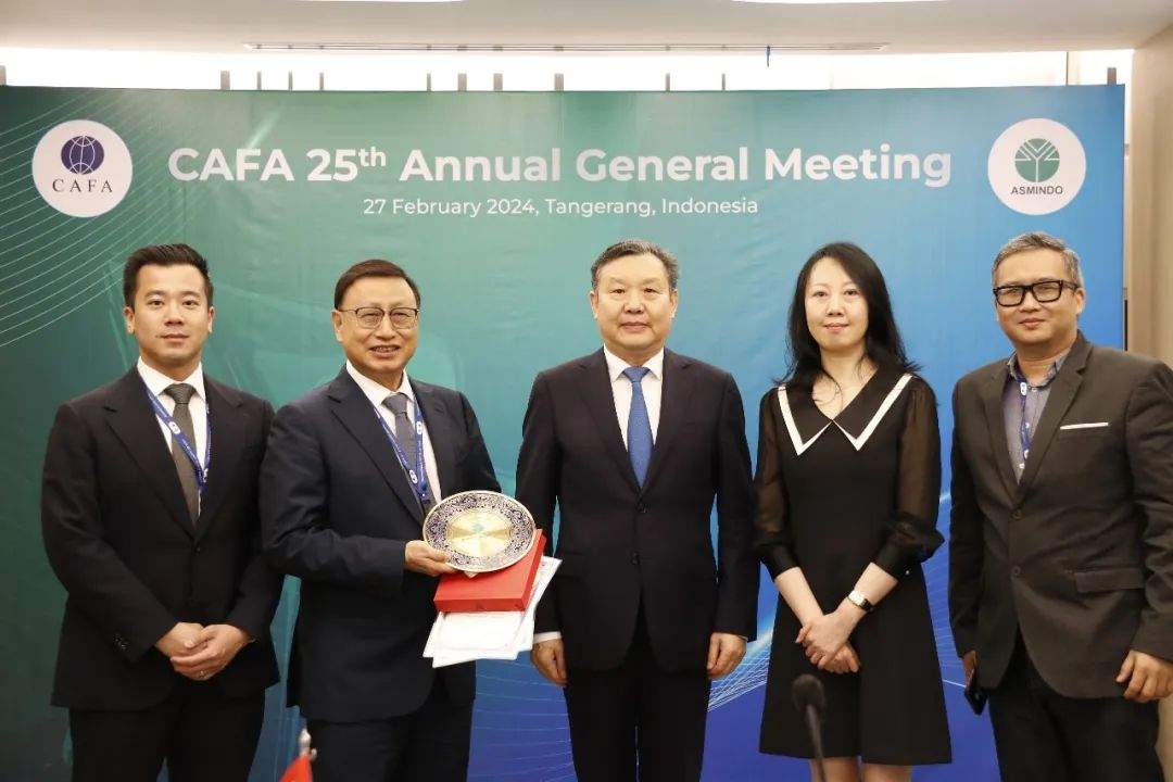 世界家具联合会主席、亚洲家具联合会会长、中国家具协会理事长徐祥楠一行考察亚洲家具产业(图1)